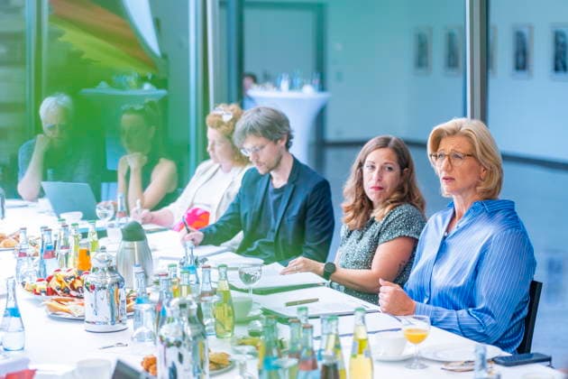 Zum Sommergespräch trifft sich Saarlands Ministerpräsidentiun Anke Rehlinger (SPD) in Saarbrücken am Freitag (3.7.2026) im Atrium der Staatskanzlei. *** Saarland s Minister President Anke Rehlinger (SPD) will meet in Saarbrücken on Friday, July 3, 2026, in the atrium of the State Chancellery for the Summer Forum. bub