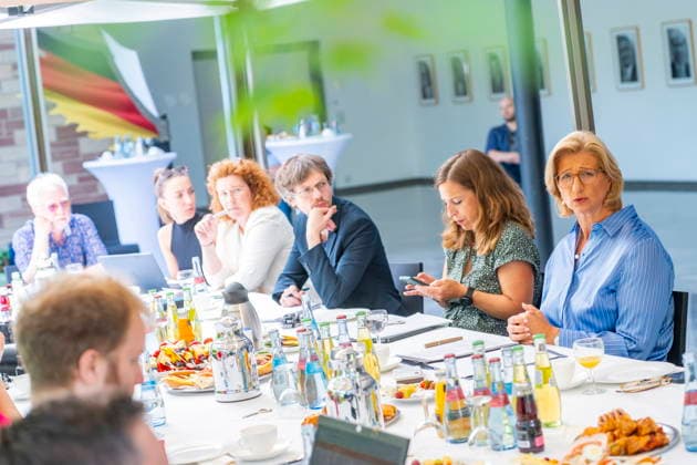 Zum Sommergespräch trifft sich Saarlands Ministerpräsidentiun Anke Rehlinger (SPD) in Saarbrücken am Freitag (3.7.2026) im Atrium der Staatskanzlei. *** Saarland s Minister President Anke Rehlinger (SPD) will meet in Saarbrücken on Friday, July 3, 2026, in the atrium of the State Chancellery for the Summer Forum. bub