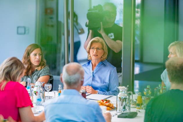 Zum Sommergespräch trifft sich Saarlands Ministerpräsidentiun Anke Rehlinger (SPD) in Saarbrücken am Freitag (3.7.2026) im Atrium der Staatskanzlei. *** Saarland s Minister President Anke Rehlinger (SPD) will meet in Saarbrücken on Friday, July 3, 2026, in the atrium of the State Chancellery for the Summer Forum. bub