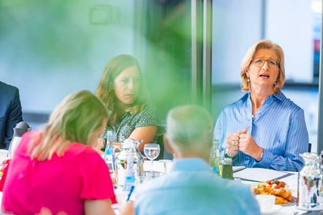 Zum Sommergespräch trifft sich Saarlands Ministerpräsidentiun Anke Rehlinger (SPD) in Saarbrücken am Freitag (3.7.2026) im Atrium der Staatskanzlei. *** Saarland s Minister President Anke Rehlinger (SPD) will meet in Saarbrücken on Friday, July 3, 2026, in the atrium of the State Chancellery for the Summer Forum. bub