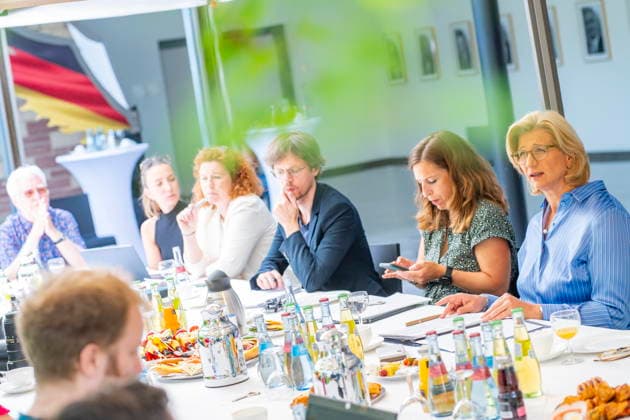Zum Sommergespräch trifft sich Saarlands Ministerpräsidentiun Anke Rehlinger (SPD) in Saarbrücken am Freitag (3.7.2026) im Atrium der Staatskanzlei. *** Saarland s Minister-President Anke Rehlinger (SPD) will host a summer discussion in Saarbrücken on Friday, July 3, 2026, in the atrium of the State Chancellery. bub