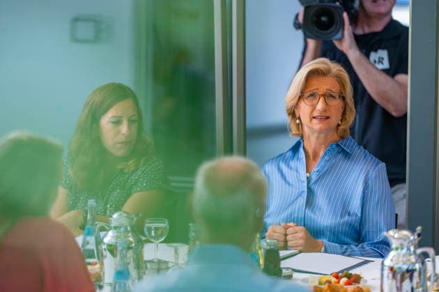 Zum Sommergespräch trifft sich Saarlands Ministerpräsidentiun Anke Rehlinger (SPD) in Saarbrücken am Freitag (3.7.2026) im Atrium der Staatskanzlei. *** Saarland s Minister-President Anke Rehlinger (SPD) will meet for the Summer Talk in Saarbrücken on Friday, July 3, 2026, in the atrium of the State Chancellery. bub