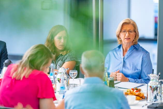 Zum Sommergespräch trifft sich Saarlands Ministerpräsidentiun Anke Rehlinger (SPD) in Saarbrücken am Freitag (3.7.2026) im Atrium der Staatskanzlei. *** Saarland s Minister-President Anke Rehlinger (SPD) will meet for the Summer Talk in Saarbrücken on Friday, July 3, 2026, in the atrium of the State Chancellery. bub