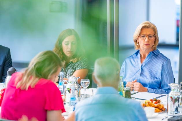 Zum Sommergespräch trifft sich Saarlands Ministerpräsidentiun Anke Rehlinger (SPD) in Saarbrücken am Freitag (3.7.2026) im Atrium der Staatskanzlei. *** Saarland s Minister-President Anke Rehlinger (SPD) will meet for the Summer Talk in Saarbrücken on Friday, July 3, 2026, in the atrium of the State Chancellery. bub