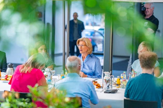 Zum Sommergespräch trifft sich Saarlands Ministerpräsidentiun Anke Rehlinger (SPD) in Saarbrücken am Freitag (3.7.2026) im Atrium der Staatskanzlei. *** Saarland s Minister-President Anke Rehlinger (SPD) will meet for the Summer Talk in Saarbrücken on Friday, July 3, 2026, in the atrium of the State Chancellery. bub