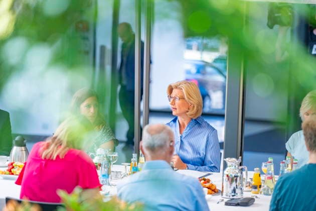 Zum Sommergespräch trifft sich Saarlands Ministerpräsidentiun Anke Rehlinger (SPD) in Saarbrücken am Freitag (3.7.2026) im Atrium der Staatskanzlei. *** Saarland s Minister-President Anke Rehlinger (SPD) will meet for the Summer Talk in Saarbrücken on Friday, July 3, 2026, in the atrium of the State Chancellery. bub