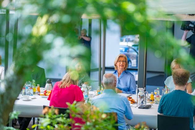 Zum Sommergespräch trifft sich Saarlands Ministerpräsidentiun Anke Rehlinger (SPD) in Saarbrücken am Freitag (3.7.2026) im Atrium der Staatskanzlei. *** Saarland s Minister-President Anke Rehlinger (SPD) will meet for the Summer Talk in Saarbrücken on Friday, July 3, 2026, in the atrium of the State Chancellery. bub