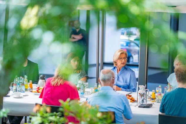 Zum Sommergespräch trifft sich Saarlands Ministerpräsidentiun Anke Rehlinger (SPD) in Saarbrücken am Freitag (3.7.2026) im Atrium der Staatskanzlei. *** Saarland s Minister-President Anke Rehlinger (SPD) will meet for the Summer Talk in Saarbrücken on Friday, July 3, 2026, in the atrium of the State Chancellery. bub