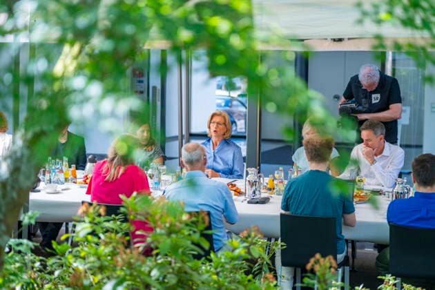 Zum Sommergespräch trifft sich Saarlands Ministerpräsidentiun Anke Rehlinger (SPD) in Saarbrücken am Freitag (3.7.2026) im Atrium der Staatskanzlei. *** Saarland s Minister-President Anke Rehlinger (SPD) will meet for the Summer Talk in Saarbrücken on Friday, July 3, 2026, in the atrium of the State Chancellery. bub