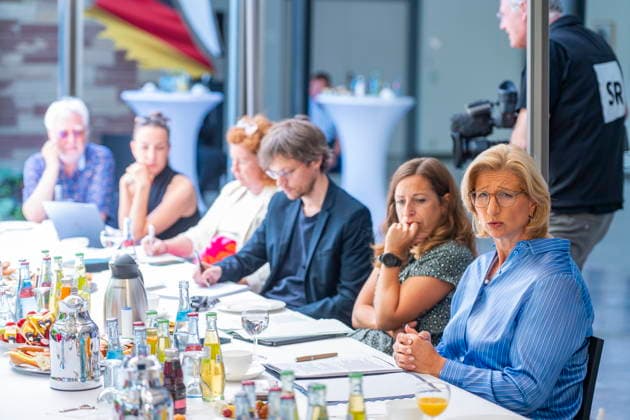 Zum Sommergespräch trifft sich Saarlands Ministerpräsidentiun Anke Rehlinger (SPD) in Saarbrücken am Freitag (3.7.2026) im Atrium der Staatskanzlei. *** Saarland s Minister-President Anke Rehlinger (SPD) will meet for the Summer Talk in Saarbrücken on Friday, July 3, 2026, in the atrium of the State Chancellery. bub