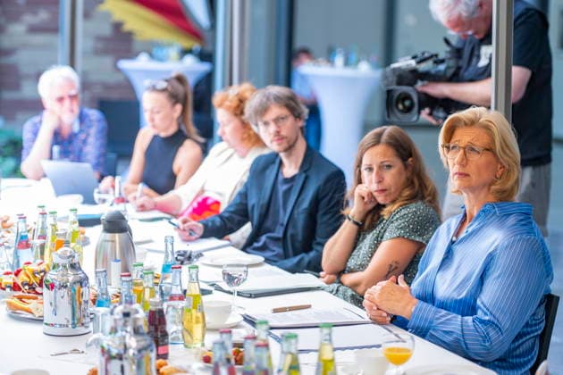 Zum Sommergespräch trifft sich Saarlands Ministerpräsidentiun Anke Rehlinger (SPD) in Saarbrücken am Freitag (3.7.2026) im Atrium der Staatskanzlei. *** Saarland s Minister-President Anke Rehlinger (SPD) will meet for the Summer Talk in Saarbrücken on Friday, July 3, 2026, in the atrium of the State Chancellery. bub