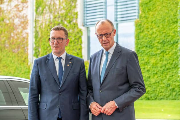 Edgars RinkÄ viÄs + Friedrich Merz - B3+1-Format im Bundeskanzleramt EUR, Deutschland, Berlin, 12.05.2026: Edgars RinkÄ viÄs + Friedrich Merz - B3+1-Format im Bundeskanzleramt. Bundeskanzler Friedrich Merz (CDU) empfängt die Staats- und Regierungschefs der drei baltischen Staaten Lettland, mit Staatspräsident Edgars RinkÄ viÄs, Estland, mit Ministerpräsident Kristen Michal, und Litauen, mit Staatspräsident Gitanas NausÄ—da, zu einem Treffen im sog. B3+1-Format im Bundeskanzleramt. Gesprächsthemen sind: NATO-Gipfel in Ankara, sicherheits- und verteidigungspolitische Themen sowie die weitere Unterstützung der Ukraine. *** Edgars Rinkevics and Friedrich Merz, B3 1 format, at the Federal Chancellery, EUR, Germany, Berlin, May 12, 2026