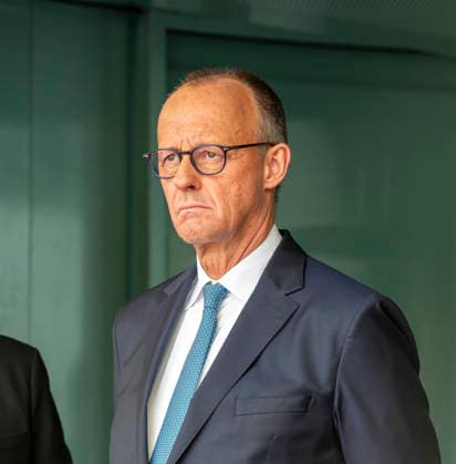 Friedrich Merz - B3+1-Format im Bundeskanzleramt EUR, Deutschland, Berlin, 12.05.2026: Warten auf die Staatsgäste. Bundeskanzler Friedrich Merz (CDU) empfängt die Staats- und Regierungschefs der drei baltischen Staaten Lettland, mit Staatspräsident Edgars RinkÄ viÄs, Estland, mit Ministerpräsident Kristen Michal, und Litauen, mit Staatspräsident Gitanas NausÄ—da, zu einem Treffen im sog. B3+1-Format im Bundeskanzleramt. Gesprächsthemen sind: NATO-Gipfel in Ankara, sicherheits- und verteidigungspolitische Themen sowie die weitere Unterstützung der Ukraine. *** Friedrich Merz, B3 1 Format at the Federal Chancellery, EUR, Germany, Berlin, May 12, 2026 Waiting for the state guests: Federal Chancellor Friedrich Merz (CDU) welcomes the h