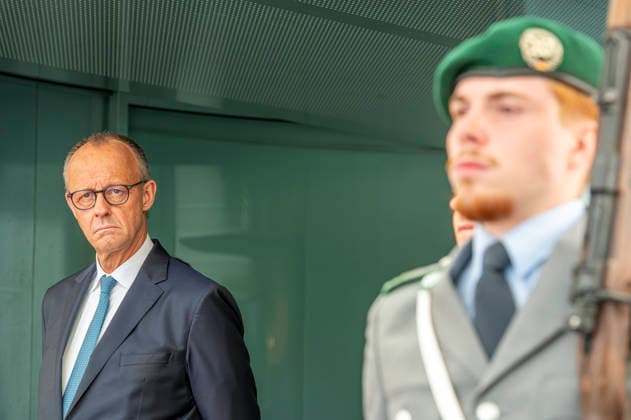 Friedrich Merz - B3+1-Format im Bundeskanzleramt EUR, Deutschland, Berlin, 12.05.2026: Warten auf die Staatsgäste. Bundeskanzler Friedrich Merz (CDU) empfängt die Staats- und Regierungschefs der drei baltischen Staaten Lettland, mit Staatspräsident Edgars RinkÄ viÄs, Estland, mit Ministerpräsident Kristen Michal, und Litauen, mit Staatspräsident Gitanas NausÄ—da, zu einem Treffen im sog. B3+1-Format im Bundeskanzleramt. Gesprächsthemen sind: NATO-Gipfel in Ankara, sicherheits- und verteidigungspolitische Themen sowie die weitere Unterstützung der Ukraine. *** Friedrich Merz, B3 1 Format at the Federal Chancellery, EUR, Germany, Berlin, May 12, 2026 Waiting for the state guests: Federal Chancellor Friedrich Merz (CDU) welcomes the h