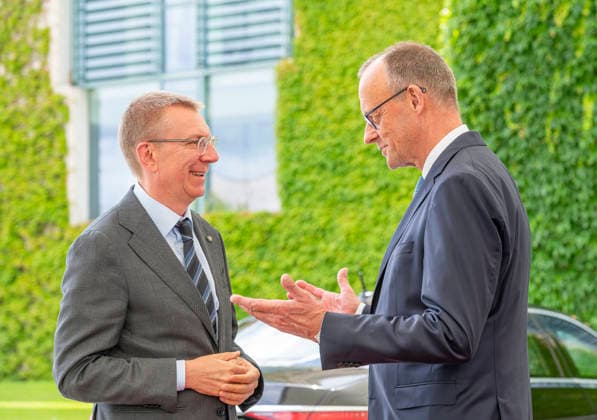 Edgars RinkÄ viÄs + Friedrich Merz - B3+1-Format im Bundeskanzleramt EUR, Deutschland, Berlin, 12.05.2026: Edgars RinkÄ viÄs + Friedrich Merz - B3+1-Format im Bundeskanzleramt. Bundeskanzler Friedrich Merz (CDU) empfängt die Staats- und Regierungschefs der drei baltischen Staaten Lettland, mit Staatspräsident Edgars RinkÄ viÄs, Estland, mit Ministerpräsident Kristen Michal, und Litauen, mit Staatspräsident Gitanas NausÄ—da, zu einem Treffen im sog. B3+1-Format im Bundeskanzleramt. Gesprächsthemen sind: NATO-Gipfel in Ankara, sicherheits- und verteidigungspolitische Themen sowie die weitere Unterstützung der Ukraine. *** Edgars Rinkevics and Friedrich Merz, B3 1 format, at the Federal Chancellery, EUR, Germany, Berlin, May 12, 2026