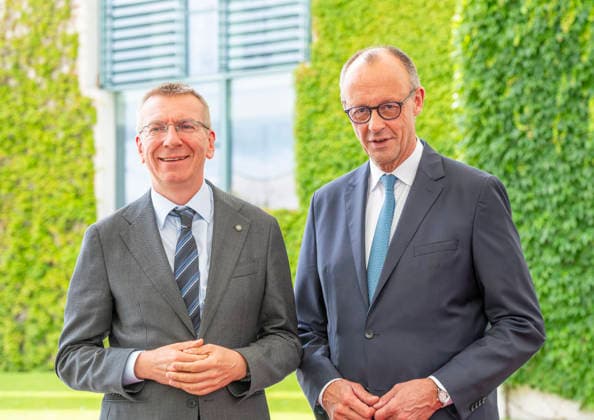 Edgars RinkÄ viÄs + Friedrich Merz - B3+1-Format im Bundeskanzleramt EUR, Deutschland, Berlin, 12.05.2026: Edgars RinkÄ viÄs + Friedrich Merz - B3+1-Format im Bundeskanzleramt. Bundeskanzler Friedrich Merz (CDU) empfängt die Staats- und Regierungschefs der drei baltischen Staaten Lettland, mit Staatspräsident Edgars RinkÄ viÄs, Estland, mit Ministerpräsident Kristen Michal, und Litauen, mit Staatspräsident Gitanas NausÄ—da, zu einem Treffen im sog. B3+1-Format im Bundeskanzleramt. Gesprächsthemen sind: NATO-Gipfel in Ankara, sicherheits- und verteidigungspolitische Themen sowie die weitere Unterstützung der Ukraine. *** Edgars Rinkevics and Friedrich Merz, B3 1 format, at the Federal Chancellery, EUR, Germany, Berlin, May 12, 2026