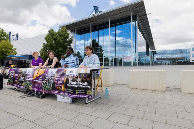 Pressekonferenz des Aktionsbuendnisses Widersetzen vor dem Messegelaende in Erfurt, wo der AfD-Parteitag am Wochenende stattfindet (Foto vom 03.07.2026). Das Aktionsbuendnis Widersetzen hat vor dem Bundesparteitag der AfD am 04.07.2026 in Erfurt die Blockade saemtlicher Zufahrtswege zum Veranstaltungsort angekuendigt. Ab 5.30 Uhr sollten die Anfahrtsstrassen zur Messe besetzt werden, teilte das Buendnis am Freitag mit. (Siehe epd-Meldung vom 03.07.2026) EDITORIAL USE ONLY *** Press conference held by the Widersetzen Action Alliance in front of the Erfurt exhibition grounds, where the AfD party convention is taking place this weekend. Photo from July 3, 2026. Ahead of the AfD’s national party convention on July 4, 2026, in Erfurt, the Copyright: epd-bild Paul-PhilippxBraun 03072026_ppb-14