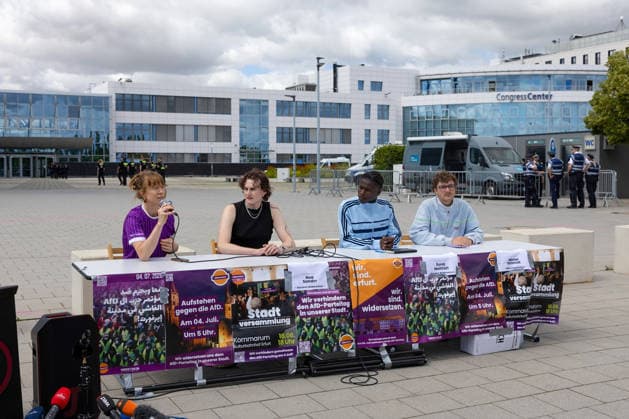 Pressekonferenz des Aktionsbuendnisses Widersetzen vor dem Messegelaende in Erfurt, wo der AfD-Parteitag am Wochenende stattfindet (Foto vom 03.07.2026). Das Aktionsbuendnis Widersetzen hat vor dem Bundesparteitag der AfD am 04.07.2026 in Erfurt die Blockade saemtlicher Zufahrtswege zum Veranstaltungsort angekuendigt. Ab 5.30 Uhr sollten die Anfahrtsstrassen zur Messe besetzt werden, teilte das Buendnis am Freitag mit. (Siehe epd-Meldung vom 03.07.2026) EDITORIAL USE ONLY *** Press conference held by the Widersetzen Action Alliance in front of the Erfurt exhibition grounds, where the AfD party convention is taking place this weekend. Photo from July 3, 2026. Ahead of the AfD’s national party convention on July 4, 2026, in Erfurt, the Copyright: epd-bild Paul-PhilippxBraun 03072026_ppb-23
