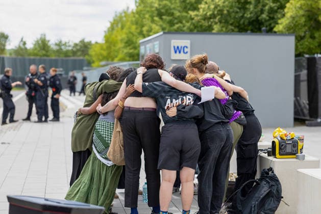 Mitglieder des Aktionsbuendnisses Widersetzen am Messegelaende in Erfurt, wo der AfD-Parteitag am Wochenende stattfindet (Foto vom 03.07.2026). Das Aktionsbuendnis Widersetzen hat vor dem Bundesparteitag der AfD am 04.07.2026 in Erfurt die Blockade saemtlicher Zufahrtswege zum Veranstaltungsort angekuendigt. Ab 5.30 Uhr sollten die Anfahrtsstrassen zur Messe besetzt werden, teilte das Buendnis am Freitag mit. (Siehe epd-Meldung vom 03.07.2026) EDITORIAL USE ONLY *** Members of the Widersetzen Action Alliance at the Erfurt exhibition grounds, where the AfD party convention is taking place this weekend. Photo from July 3, 2026. Ahead of the AfD’s national party convention on July 4, 2026, in Erfurt, the Widersetzen Action Alliance has Copyright: epd-bild Paul-PhilippxBraun 03072026_ppb-27