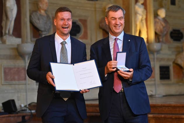 Johannes LOCHNER (Bob Olympiasieger) erhaelt von Markus SOEDER (Ministerpraesident Bayern und CSU Vorsitzender) den Bayerischen Verdienstorden. Verleihung Bayerischer Verdienstorden im Antiquariat der Residenz in Muenchen am 03.07.2026. *** Johannes LOCHNER, Olympic bobsled champion, receives the Bavarian Order of Merit from Markus SOEDER, Minister-President of Bavaria and CSU Chairman. The Bavarian Order of Merit was awarded at the Antiquariat der Residenz in Munich on July 3, 2026.
