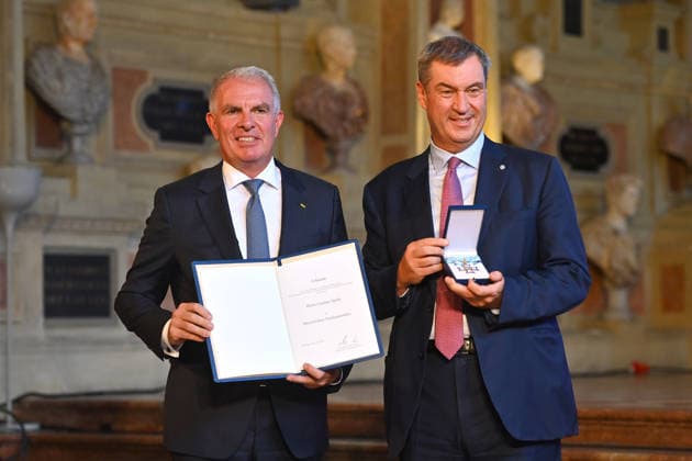 Carsten SPOHR (Vorstandsvorsitzender Lufthansa) erhaelt von Markus SOEDER (Ministerpraesident Bayern und CSU Vorsitzender) den Bayerischen Verdienstorden. Verleihung Bayerischer Verdienstorden im Antiquariat der Residenz in Muenchen am 03.07.2026. *** Carsten SPOHR, CEO of Lufthansa, receives the Bavarian Order of Merit from Markus SOEDER, Minister-President of Bavaria and Chairman of the CSU. The award ceremony for the Bavarian Order of Merit took place at the Antiquariat der Residenz in Munich on July 3, 2026.