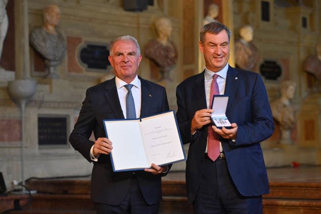 Carsten SPOHR (Vorstandsvorsitzender Lufthansa) erhaelt von Markus SOEDER (Ministerpraesident Bayern und CSU Vorsitzender) den Bayerischen Verdienstorden. Verleihung Bayerischer Verdienstorden im Antiquariat der Residenz in Muenchen am 03.07.2026. *** Carsten SPOHR, CEO of Lufthansa, receives the Bavarian Order of Merit from Markus SOEDER, Minister-President of Bavaria and Chairman of the CSU. The award ceremony for the Bavarian Order of Merit took place at the Antiquariat der Residenz in Munich on July 3, 2026.