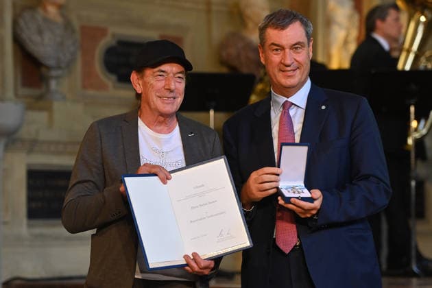 Stefan ZAUNER (Musiker,Saenger Muenchner Freiheit) erhaelt von Markus SOEDER (Ministerpraesident Bayern und CSU Vorsitzender) den Bayerischen Verdienstorden. Verleihung Bayerischer Verdienstorden im Antiquariat der Residenz in Muenchen am 03.07.2026. *** Stefan ZAUNER, musician and singer with the band Muenchner Freiheit, receives the Bavarian Order of Merit from Markus SOEDER, Minister-President of Bavaria and CSU Chairman. The award ceremony for the Bavarian Order of Merit took place at the Antiquariat der Residenz in Munich on July 3, 2026.