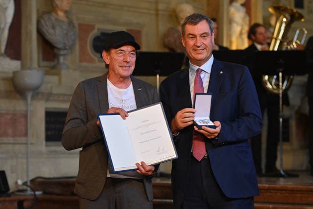 Stefan ZAUNER (Musiker,Saenger Muenchner Freiheit) erhaelt von Markus SOEDER (Ministerpraesident Bayern und CSU Vorsitzender) den Bayerischen Verdienstorden. Verleihung Bayerischer Verdienstorden im Antiquariat der Residenz in Muenchen am 03.07.2026. *** Stefan ZAUNER, musician and singer with the band Muenchner Freiheit, receives the Bavarian Order of Merit from Markus SOEDER, Minister-President of Bavaria and CSU Chairman. The award ceremony for the Bavarian Order of Merit took place at the Antiquariat der Residenz in Munich on July 3, 2026.