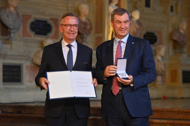 Maximilian SCHOEBERL erhaelt von Markus SOEDER (Ministerpraesident Bayern und CSU Vorsitzender) den Bayerischen Verdienstorden. Verleihung Bayerischer Verdienstorden im Antiquariat der Residenz in Muenchen am 03.07.2026. *** Maximilian SCHOEBERL receives the Bavarian Order of Merit from Markus SOEDER, Minister-President of Bavaria and CSU Chairman. The award ceremony for the Bavarian Order of Merit took place at the Antiquariat der Residenz in Munich on July 3, 2026.