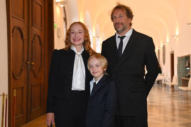 Brigitte HOBMEIER (Schauspielerin) mit Ehemann Florian Brugger und Sohn. Verleihung Bayerischer Verdienstorden im Antiquariat der Residenz in Muenchen am 03.07.2026. *** Brigitte HOBMEIER, actress, with her husband Florian Brugger and son, at the Bavarian Order of Merit award ceremony at the Antiquariat der Residenz in Munich on July 3, 2026