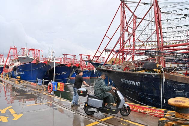 (260703) -- FANGCHENGGANG, July 3, 2026 -- This photo taken on July 3, 2026 shows vessels taking shelter at a port in response to the incoming Typhoon Maysak in Fangchenggang, south China s Guangxi Zhuang Autonomous Region. China s national observatory on Friday renewed a yellow alert for Typhoon Maysak, which is expected to bring strong winds and rainstorms to southern China. ) CHINA-GUANGXI-FANGCHENGGANG-TYPHOON MAYSAK-YELLOW ALERT (CN) LuxBoan 