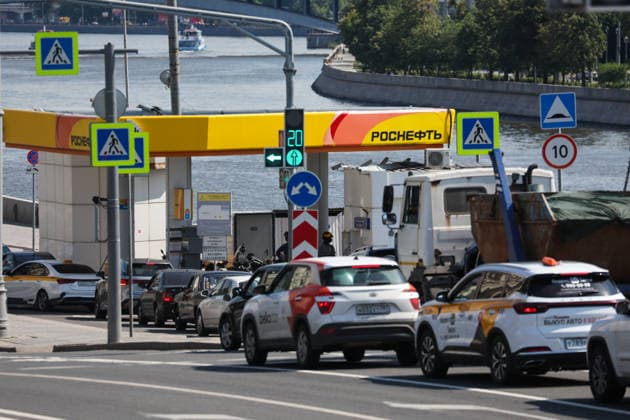03.07.2026. Russia. Moscow. The queue of cars at the Rosneft gas station. Alexey Belkin NEWS.ru BelkinxAlexey