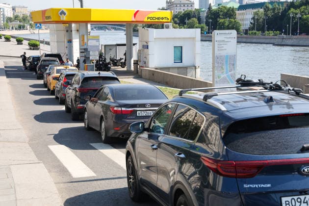03.07.2026. Russia. Moscow. The queue of cars at the Rosneft gas station. Alexey Belkin NEWS.ru BelkinxAlexey