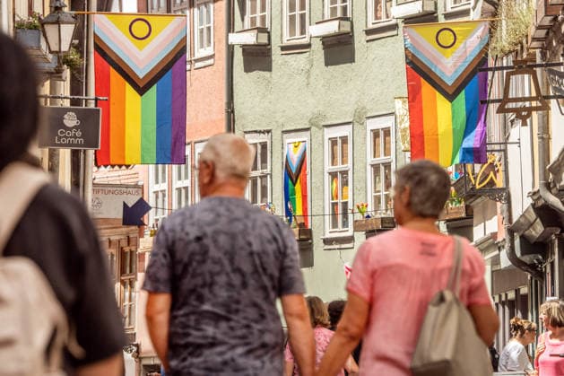 AfD-Bundesparteitag in Erfurt am 4. und 5. Juli, Geschäfte auf der Krämerbrücke protestieren gegen die AfD und werben mit den Pride-Flaggen für ein weltoffenes Thüringen, am Vortag des Parteitags, Erfurt, 3. Juli 2026 Deutschland, Erfurt, 3. Juli 2026, AfD-Bundesparteitag in Erfurt am 4. und 5. Juli, Geschäfte auf der Krämerbrücke protestieren gegen die AfD und werben mit den Pride-Flaggen für ein weltoffenes Thüringen, am Vortag des Parteitags, Erfurt bereitet sich auf das schwierige Wochenende vor, Protestbewegung, Politik, *** AfD National Party Convention in Erfurt on July 4 and 5; businesses on the Krämerbrücke protest against the AfD and use Pride flags to promote a cosmopolitan Thuringia, on the day before the convention, E