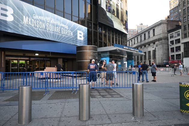 **VIDEO AVAILABLE** Crews are seen preparing for Taylor Swift and Travis Kelce s rumoured Madison Square Garden wedding. A Large truck was seen making a delivery and workers removed safety bollards from the front of the building Where: New York City, New York, United States When: 03 Jul 2026 Credit: Elder Ordonez INSTARimages EDITORIAL USE ONLY. NOT FOR USE BY NEWSPAPERS BASED IN THE UK. Copyright: xx instar55826555