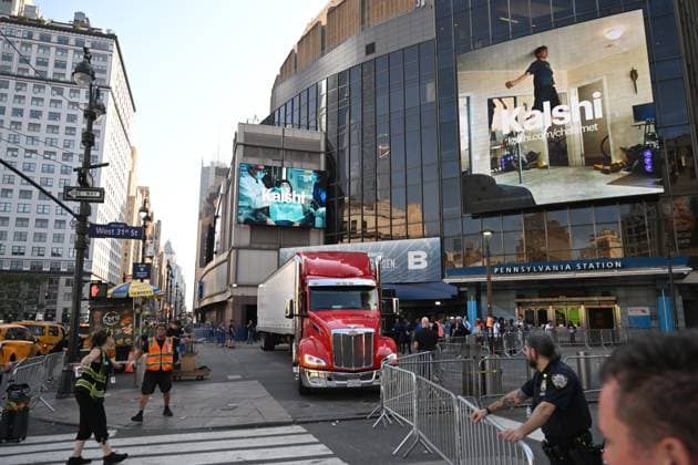 **VIDEO AVAILABLE** Crews are seen preparing for Taylor Swift and Travis Kelce s rumoured Madison Square Garden wedding. A Large truck was seen making a delivery and workers removed safety bollards from the front of the building Where: New York City, New York, United States When: 03 Jul 2026 Credit: Elder Ordonez INSTARimages EDITORIAL USE ONLY. NOT FOR USE BY NEWSPAPERS BASED IN THE UK. Copyright: xx instar55826575