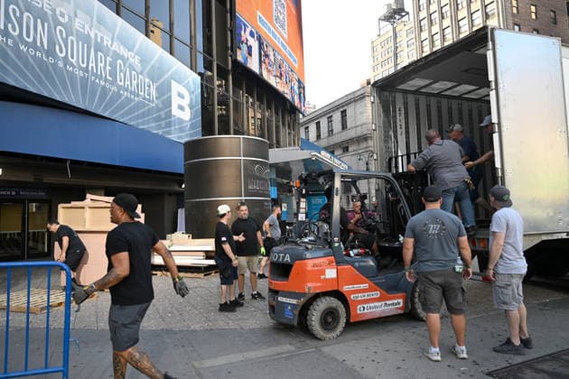 **VIDEO AVAILABLE** Crews are seen preparing for Taylor Swift and Travis Kelce s rumoured Madison Square Garden wedding. A Large truck was seen making a delivery and workers removed safety bollards from the front of the building Where: New York City, New York, United States When: 03 Jul 2026 Credit: Elder Ordonez INSTARimages EDITORIAL USE ONLY. NOT FOR USE BY NEWSPAPERS BASED IN THE UK. Copyright: xx instar55826581