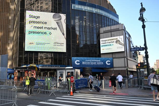 **VIDEO AVAILABLE** Crews are seen preparing for Taylor Swift and Travis Kelce s rumoured Madison Square Garden wedding. A Large truck was seen making a delivery and workers removed safety bollards from the front of the building Where: New York City, New York, United States When: 03 Jul 2026 Credit: Elder Ordonez INSTARimages EDITORIAL USE ONLY. NOT FOR USE BY NEWSPAPERS BASED IN THE UK. Copyright: xx instar55826552