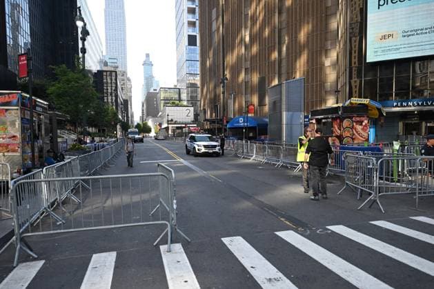 **VIDEO AVAILABLE** Crews are seen preparing for Taylor Swift and Travis Kelce s rumoured Madison Square Garden wedding. A Large truck was seen making a delivery and workers removed safety bollards from the front of the building Where: New York City, New York, United States When: 03 Jul 2026 Credit: Elder Ordonez INSTARimages EDITORIAL USE ONLY. NOT FOR USE BY NEWSPAPERS BASED IN THE UK. Copyright: xx instar55826553