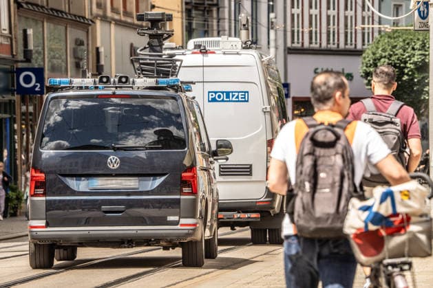 Polizeifahrzeuge mit mobiler Videotechnik fahren durch die Erfurter Altstadt, Videoüberwachung, angespannte Sicherheitslage am Vortag des AfD-Bundesparteitags in Erfurt, 3. Juli 2026 Deutschland, Erfurt, 3. Juli 2026, Polizeifahrzeuge mit Videoüberwachung fahren durch die Erfurter Altstadt, auf dem Dach der Fahrzeuge ist mobile Videotechnik montiert, angespannte Sicherheitslage am Vortag des AfD-Bundesparteitags in Erfurt am 4. und 5. Juli,Erfurt bereitet sich auf das schwierige Wochenende vor, es wird mit massiven Protesten gerechnet, Großeinsatz, öffentliche Sicherheit, Politik, *** Police vehicles equipped with mobile video technology drive through Erfurt’s Old Town; video surveillance; tense security situation on the eve of the AfD