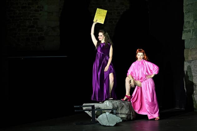 Bad Hersfelder Festspiele - Lysistrata . Schauspielerin Gioia Osthoff und Varia Linnea Sjöström während der Fotoprobe zur Inszenierung Lysistrata im Rahmen der Bad Hersfelder Festspiele am 02.07.2026 in der Stiftsruine Bad Hersfeld. 20260702MWI132805 *** Bad Hersfeld Festival: Lysistrata—Actresses Gioia Osthoff and Varia Linnea Sjöström during the photo shoot for the production of Lysistrata as part of the Bad Hersfeld Festival on July 2, 2026, at the Stiftsruine in Bad Hersfeld 20260702MWI132805