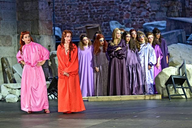 Bad Hersfelder Festspiele - Lysistrata . Schauspielerin Kristin Steffen und Varia Linnea Sjöström während der Fotoprobe zur Inszenierung Lysistrata im Rahmen der Bad Hersfelder Festspiele am 02.07.2026 in der Stiftsruine Bad Hersfeld. 20260702MWI132467 *** Bad Hersfeld Festival: Lysistrata—Actresses Kristin Steffen and Varia Linnea Sjöström during the photo shoot for the production of Lysistrata as part of the Bad Hersfeld Festival on July 2, 2026, at the Stiftsruine in Bad Hersfeld 20260702MWI132467
