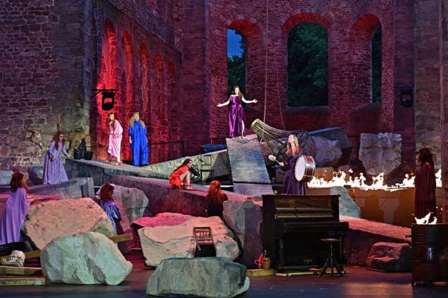 Bad Hersfelder Festspiele - Lysistrata . Schauspielerin Gesine Cukrowski , Gioia Osthoff , Kristin Steffen , Anne Lebinsky und Varia Linnea Sjöström während der Fotoprobe zur Inszenierung Lysistrata im Rahmen der Bad Hersfelder Festspiele am 02.07.2026 in der Stiftsruine Bad Hersfeld. 20260702MWI132571 *** Bad Hersfeld Festival, *Lysistrata*: Actresses Gesine Cukrowski, Gioia Osthoff, Kristin Steffen, Anne Lebinsky, and Varia Linnea Sjöström during the photo shoot for the production of *Lysistrata* as part of the Bad Hersfeld Festival on July 2, 2026, at the Stiftsruine in Bad Hersfeld 20260702MWI132571