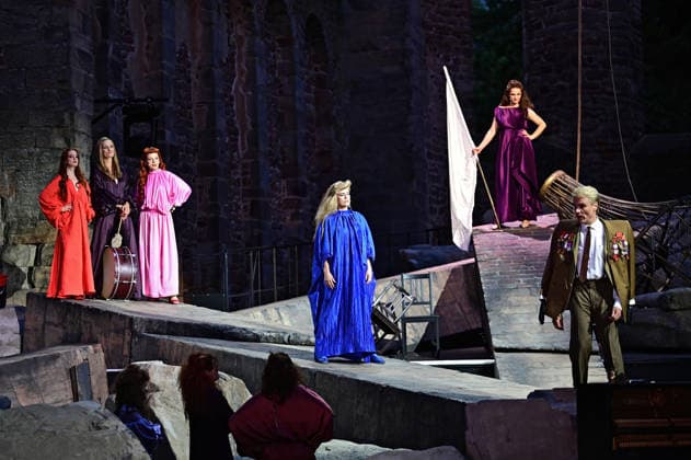 Bad Hersfelder Festspiele - Lysistrata . Schauspieler Markus Gertken und Schauspielerin Gesine Cukrowski , Gioia Osthoff , Kristin Steffen , Anne Lebinsky und Varia Linnea Sjöström während der Fotoprobe zur Inszenierung Lysistrata im Rahmen der Bad Hersfelder Festspiele am 02.07.2026 in der Stiftsruine Bad Hersfeld. 20260702MWI132583 *** Bad Hersfeld Festival: Lysistrata—Actors Markus Gertken and Gesine Cukrowski, Gioia Osthoff, Kristin Steffen, Anne Lebinsky, and Varia Linnea Sjöström during the photo shoot for the production of *Lysistrata* as part of the Bad Hersfeld Festival on July 2, 2026, at the Stiftsruine in Bad Hersfeld 20260702MWI132583