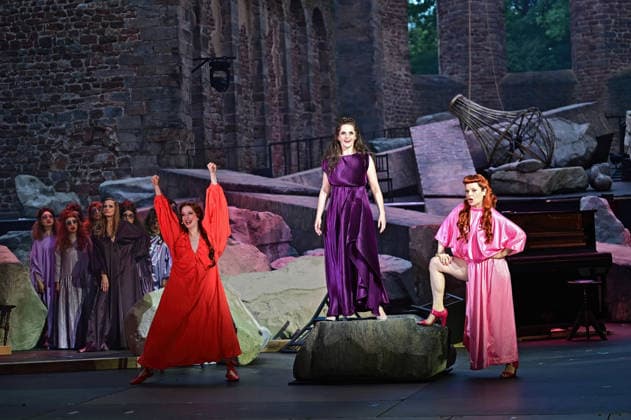 Bad Hersfelder Festspiele - Lysistrata . Schauspielerin Kristin Steffen , Gioia Osthoff und Varia Linnea Sjöström während der Fotoprobe zur Inszenierung Lysistrata im Rahmen der Bad Hersfelder Festspiele am 02.07.2026 in der Stiftsruine Bad Hersfeld. 20260702MWI132420 *** Bad Hersfeld Festival: Lysistrata—Actress Kristin Steffen, Gioia Osthoff, and Varia Linnea Sjöström during the photo shoot for the production of *Lysistrata* as part of the Bad Hersfeld Festival on July 2, 2026, at the Stiftsruine in Bad Hersfeld 20260702MWI132420