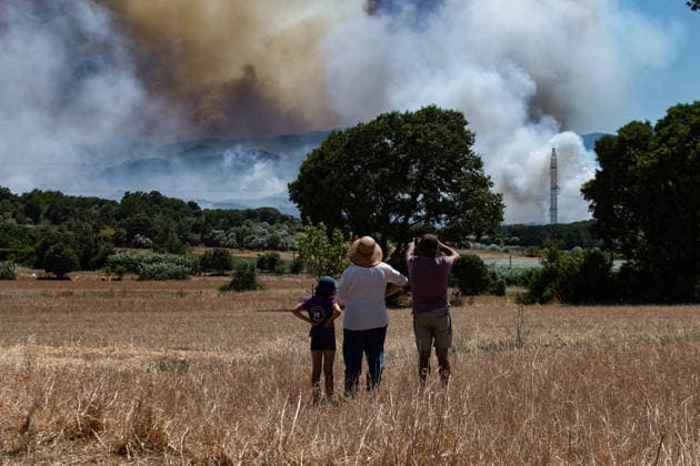 The spread of the fire in La Bisbal d’Empordà, Girona, has forced the lockdown of 12 towns. Several people watch the smoke from the fire in La Bisbal d’Empordà, Girona, Catalonia, Spain. Civil Protection has issued a precautionary alert due to the fire’s progression, as well as the presence of smoke, and to prevent movement in the area near the firefighting operations. JULY 3, 2026 Glòria Sá La Bisbal d’Empordà, Girona, Catalonia La Bisbal d’Empordà, Girona, Catalonia, Spain  Copyright: xGlÃ²riaxSanchezx 7640755