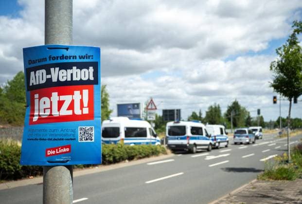 AFD - BUNDESPARTEITAG 2026 IN DER MESSE ERFURT ** NUR FÜR REDAKTIONELLE ZWECKE ** EDITORIAL USE ONLY **<p>03 07 2026-Erfurt: Bundesparteitag der AfD (Alternative für Deutschland) Rund um das Messegelände haben sich Polizei, Stadt und Sicherheitskräfte auf einen Großeinsatz vorbereitet, da parallel zahlreiche Demonstrationen, Proteste und Gegenveranstaltungen angekündigt sind. Auf dem Parteitag soll unter anderem der Bundesvorstand der AfD neu gewählt werden. im Foto: Ein Plakat der Partei Die Linke vor dem Messegelände ( Deutschland Thueringen Erfurt Copyright: SaschaxFromm *** AFD NATIONAL PARTY CONVENTION 2026 AT THE ERFURT EXHIBITION CENTER ** FOR EDITORIAL PURPOSES ONLY ** EDITORIAL USE ONLY ** July 3, 2026 Erfurt Fede Copyright: SaschaxFromm doc86k2q8yzec4n73iu103b ,EDITORIAL USE ONLY