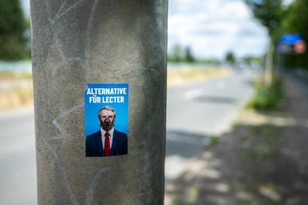AFD - BUNDESPARTEITAG 2026 IN DER MESSE ERFURT ** NUR FÜR REDAKTIONELLE ZWECKE ** EDITORIAL USE ONLY **<p>03 07 2026-Erfurt: Bundesparteitag der AfD (Alternative für Deutschland) Rund um das Messegelände haben sich Polizei, Stadt und Sicherheitskräfte auf einen Großeinsatz vorbereitet, da parallel zahlreiche Demonstrationen, Proteste und Gegenveranstaltungen angekündigt sind. Auf dem Parteitag soll unter anderem der Bundesvorstand der AfD neu gewählt werden. im Foto: Ein Aufkleber mit der Aufschrift ALTERNATIVE FÜR LECTER zeigt den Thüringer AfD-Fraktionsvorsitzenden Björn Höcke mit einer Maske. ( Deutschland Thueringen Erfurt Copyright: SaschaxFromm *** AFD NATIONAL PARTY CONVENTION 2026 AT THE ERFURT EXHIBITION CENTER Copyright: SaschaxFromm doc86k2q96d9icqkayxly8 ,EDITORIAL USE ONLY