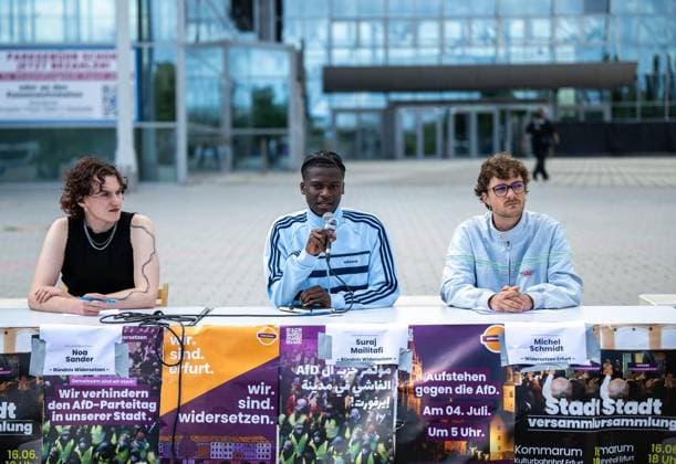 AFD - BUNDESPARTEITAG 2026 IN DER MESSE ERFURT ** NUR FÜR REDAKTIONELLE ZWECKE ** EDITORIAL USE ONLY **<p>03 07 2026-Erfurt: Bundesparteitag der AfD (Alternative für Deutschland) Rund um das Messegelände haben sich Polizei, Stadt und Sicherheitskräfte auf einen Großeinsatz vorbereitet, da parallel zahlreiche Demonstrationen, Proteste und Gegenveranstaltungen angekündigt sind. Auf dem Parteitag soll unter anderem der Bundesvorstand der AfD neu gewählt werden. im Foto: (v.r.) Michel Schmidt, Suraj Mailitafi und Noa Sander, Mitglieder des Aktionsbündnisses widersetzen , am Mittag bei einer Pressekonferenz ( Deutschland Thueringen Erfurt Copyright: SaschaxFromm *** AFD NATIONAL PARTY CONVENTION 2026 AT THE ERFURT EXHIBITION CEN Copyright: SaschaxFromm doc86k2s4t0v93pzhe4vfc ,EDITORIAL USE ONLY
