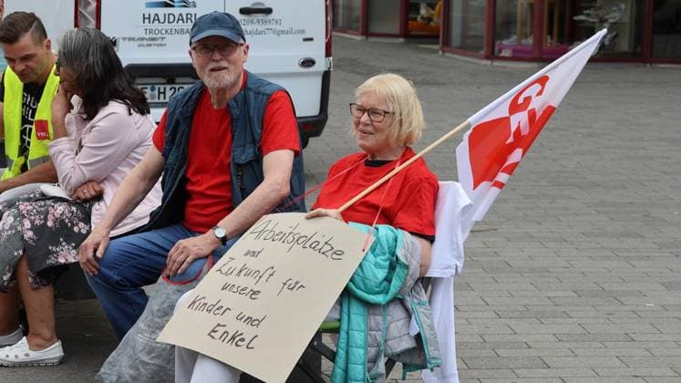 Protestaktion IG Metall gegen sozialen Kahlschlag auf dem Heinrich-König-Platz in Gelsenkirchen ** NUR FÜR REDAKTIONELLE ZWECKE ** EDITORIAL USE ONLY **<p>Protestaktion IG Metall gegen sozialen Kahlschlag am Freitag den 03.Juli 2026 auf dem Heinrich-König-Platz in Gelsenkirchen Foto : Frank Oppitz FUNKE Foto Services< p> Politik Deutschland NRW Gelsenkirchen Copyright: FrankxOppitz *** IG Metall Protest Against Social Cuts at Heinrich König Platz in Gelsenkirchen ** FOR EDITORIAL USE ONLY ** EDITORIAL USE ONLY ** p IG Metall protest against social cuts on Friday, July 3, 2026, at Heinrich König Platz in Gelsenkirchen Photo by Frank Oppitz, FUNKE Photo Services p Politics Germany North Rhine-Westphalia Gelsenkirchen Copyright FrankxOppi Copyright: FrankxOppitz doc86k2vso3050ej1uk102k ,EDITORIAL USE ONLY